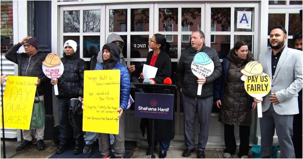 নিজেদের পাওনা আদায়ে মামলা করার পর মঙ্গলবার আন্দোলনে নেমেছেন কর্মচারীরা। ছবি: টিবিএন